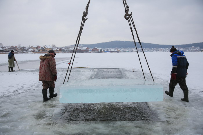 Лед строители берут на ревдинском пруду, в районе Глубокой. Фото Владимира Коцюбы-Белых