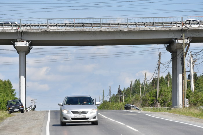 Мост в 2013 году ремонтировала компания «Уралмостстрой». Именно она будет ликвидировать дефекты, выполняя гарантийные обязательства. Фото Владимира Коцюбы-Белых
