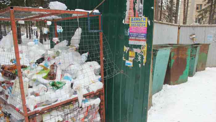 Пока в Ревде все остается по-старому. Мусорные проблемы решают те же предприятия, что и до реформы — «Спецавтобаза» и «Горкомхоз». Даже контейнеры на площадках останутся те же, металлические. Менять их на современные евроконтейнеры с крышкой пока бессмысленно, так как у мусороперевозчика «Спецавтобазы» нет ни одного мусоровоза для их перевозки. Фото Ольги Вертлюговой