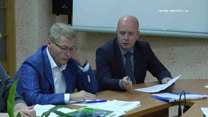 Радик Хисамутдинов (слева) неоднократно приезжал в Ревду накануне реформы, чтобы объяснить, как все будет работать. Тем не менее вопросов еще остается очень много.