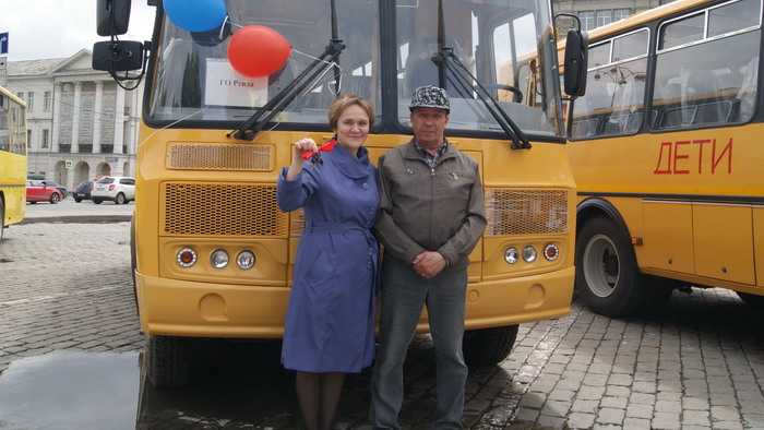 Директор школы №3 Анна Козырина и школьный водитель Виктор Быков: «Мы очень рады, в этом автобусе детям будет комфортно!»