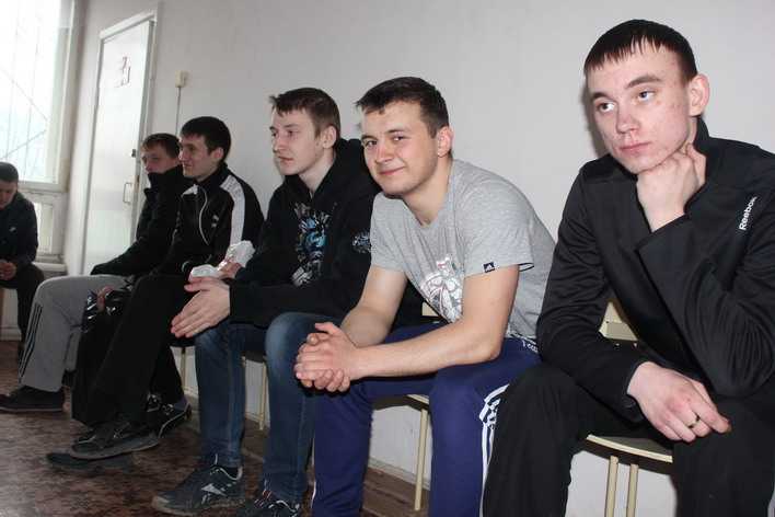 Ребята в ожидании решения призывной комиссии. Евгений Мухорин — второй справа