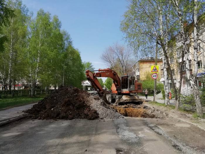 Специалисты "Водоканала" говорят, что постараются закончить ремонт водовода до 30 мая. Фото Владимира Коцюбы-Белых