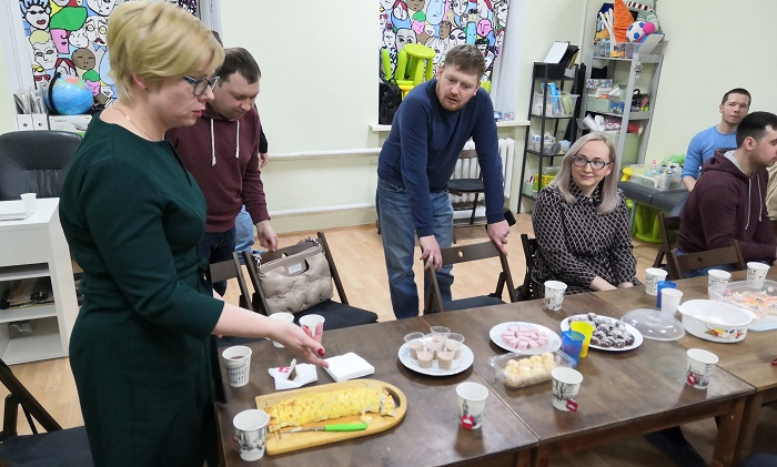 Мария Сазикова представляет другим участникам проекта свой штрудель.