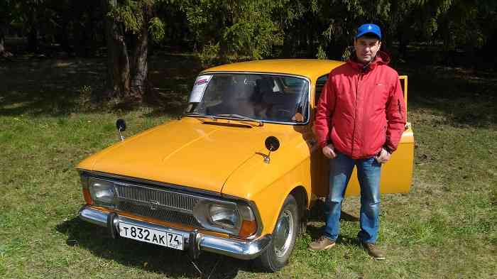 Евгений Колесов со своим автомобилем на празднике «День смелых решений».