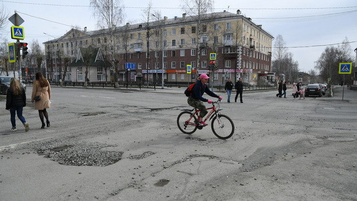 Перекресток ул. Мира и Горького в этом году опять ждет только ямочный ремонт, который исправит ситуацию совсем немного. Фото Владимира Коцюбы-Белых