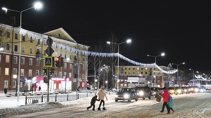 В 2019 году в Ревде по федеральной программе закончили благоустройство скверов по бокам от площади Победы. Фото Владимира Коцюбы-Белых