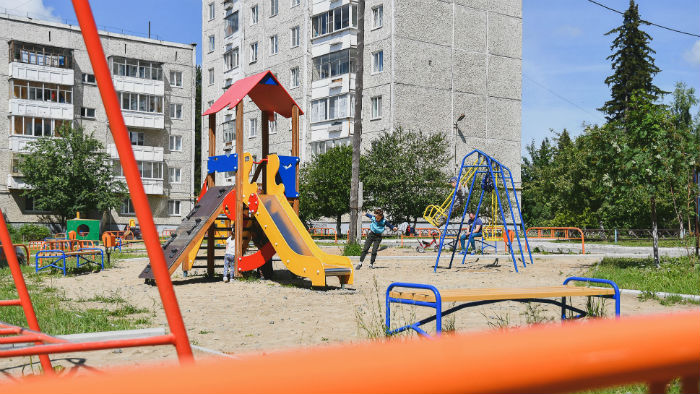 Детская площадка на Российской, 15 оборудована по целевой программе. Фото Владимира Коцюбы-Белых