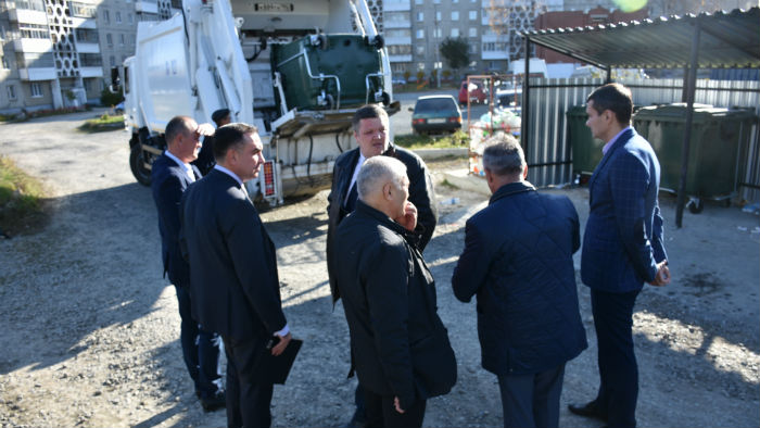 Во вторник, 8 октября, выездная депутатская комиссия по ЖКХ проверила одну из площадок с евроконтейнерами на Павла Зыкина, 13. Здесь же посмотрели, как работает технология вывоза мусора. Народные избранники пришли к выводу — чтобы евроконтейнеры прослужили дольше, нужно благоустраивать и подъезд спецмашины к площадке. Фото Андрея Агафонова