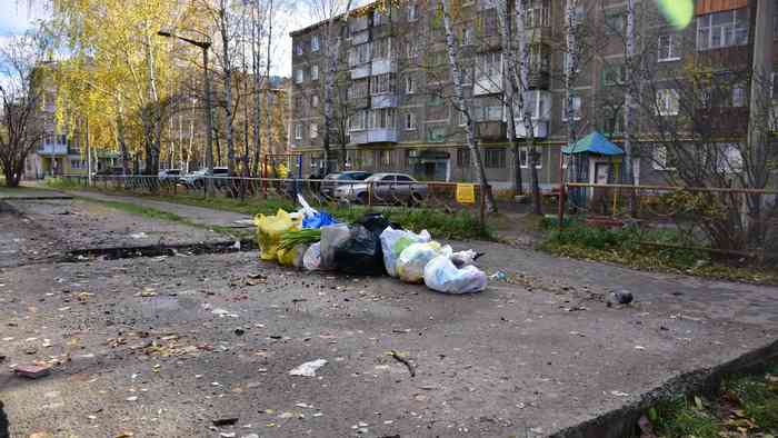 Во вторник, 9 октября, мусор весь вывезли. Но уже через пару часов тут снова появились несколько мешков.