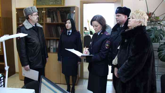 Полковник Постовалов (слева) во время проверки в миграционном отделе Ревды. Фото: ГУ МВД по Свердловской области.