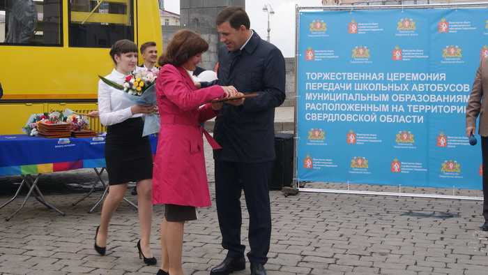 Торжественный момент: Евгения Войт получает ключи от новеньких автобусов из рук Евгения Куйвашева