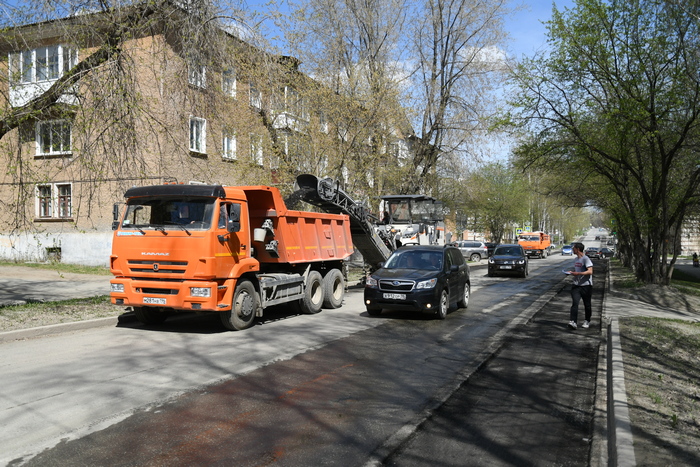 Сейчас дорожники просят водителей искать пути объезда, потому что активное движение мешает работам, а перекрыть сразу полгорода она считают негуманно. Фото Владимира Коцюбы-Белых