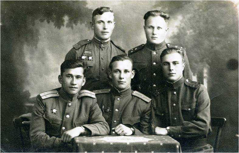 В кругу однополчан  1944г. (в центре)