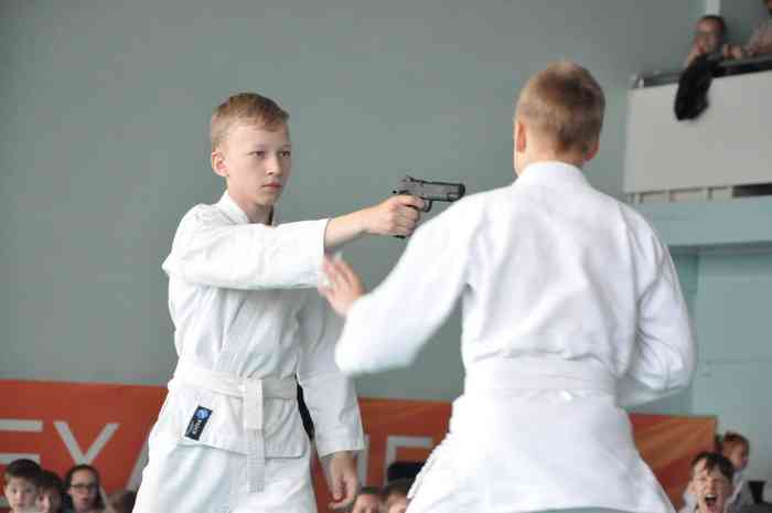 В первом туре спортсмены демонстрировали навыки самообороны — например, защиты от нападения «злоумышленника», вооруженного пистолетом. Фото Екатерины Городко