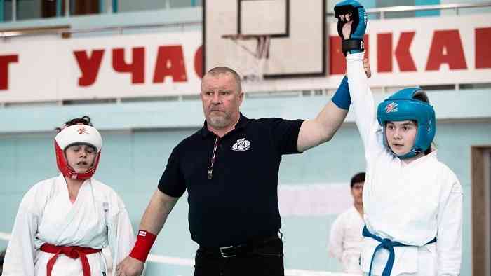 Валентине Вахромовой (справа) 12 лет, она уже пять лет занимается рукопашным боем.