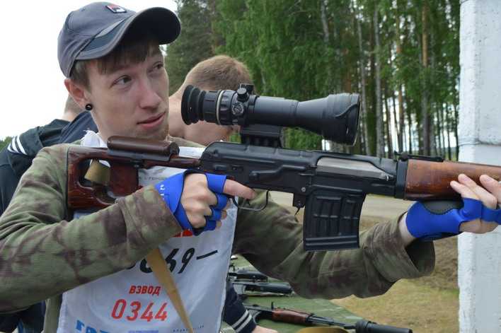 Перед стартом Антон вместе с друзьями побывали выставке оружия и военной техники. Новейшие винтовки можно было и в руках подержать. 