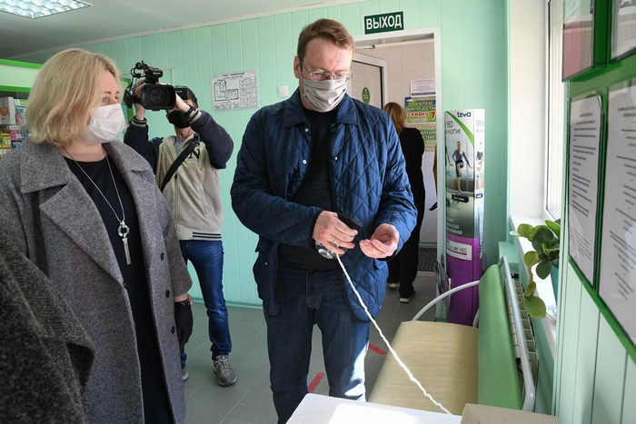 Алексей КУзнецов оценил качество санитайзера в аптеке 