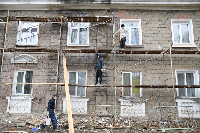 Дом №9 по улице Жуковского капитально ремонтировали в 2009 году. Сейчас фасад полностью обвалился. Фото Владимира Коцюбы-Белых