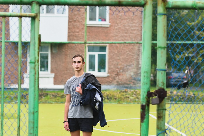 Сергею Жуликову сейчас 15 лет. Он учится в РМТ и играет в футбол. Спорт помогает ему забывать о трагедии, которая произошла в Новый год. Фото Владимира Коцюбы-Белых