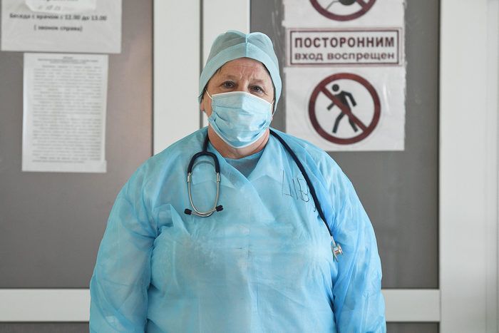 Кардиолог Валентина Шемятихина рассказывает, что часто приходится успокаивать пациентов, зараженных ковидом, убеждать, что нужно бороться. Фото Владимира Коцюбы-Белых