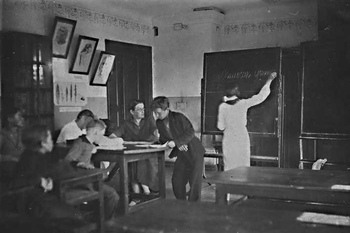 ШКОЛА 6. 1925Г. ИВАНОВА Е..А. ВЕДЕТ УРОК.