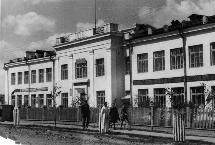 ШКОЛА 6. первая средняя школа в городе.