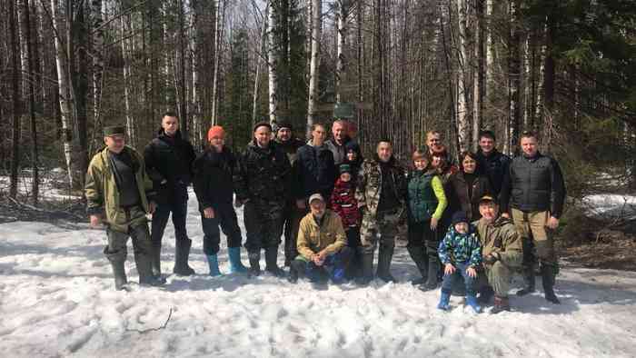 Группа из десяти «внедорожников» приехала на место крушения, в память о летчиках возложили цветы и венки, также устроили небольшой субботник. Ребята рассказали, что мелкие обломки самолёта до сих пор лежат там.