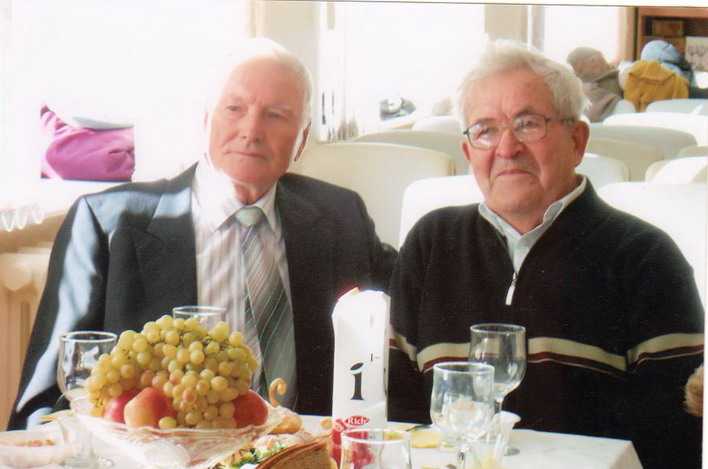 Александр Андреевич (справа) 