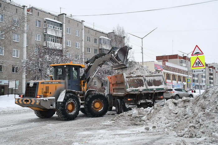 Восточную часть города, согласно выигранному контракту, от снега чистит компания «Армада». Как сообщил ее представитель, 20 января с 8 утра до 18 вечера сотрудники вывезли на полигон 60 КамАЗов снега с улиц Ревды. Фото Владимира Коцюбы-Белых