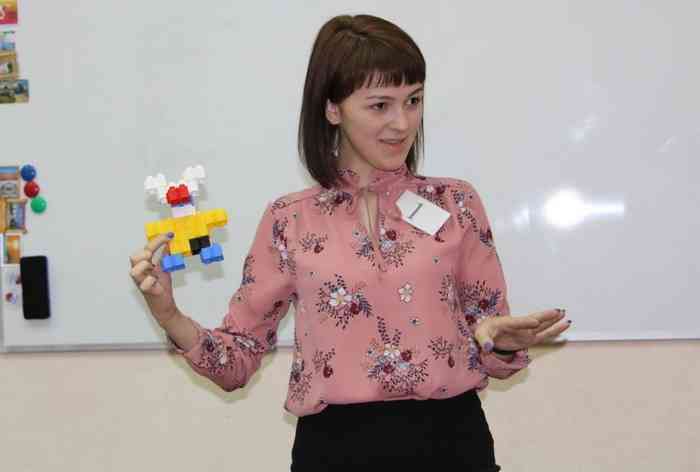 Софья проводит фрагмент урока по робототехнике. Фото Ревдинской организации профсоюза работников образования