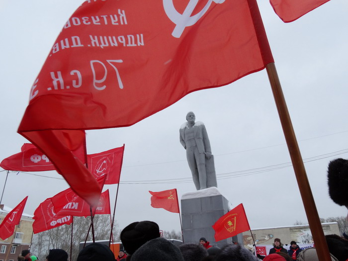 Коммунисты весь год твердят о том, что памятник нельзя сносить. Хотя сносить его никто не собирается. Речь идет только о переносе в новый Ленинский сквер.