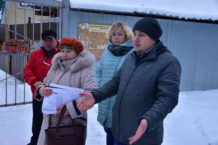 Инициативная группа во главе со Степаном Парыгиным (справа) рассказывает свою историю. По инициативе садово-огороднического товарищества, весь поселок остался без света. В том числе жилые дома этих людей. 