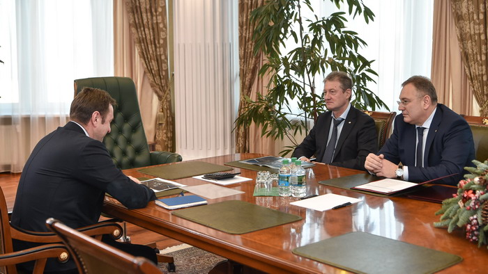 Андрей Бонч-Бруевич (слева) и Андрей Козицын с Багиром Абдулазизовым во время подписания соглашения. Фото предоставлено пресс-службой УГМК