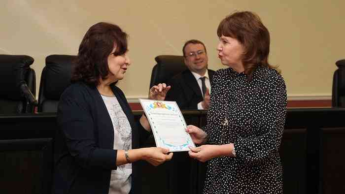 Благодарственное письмо получает замдиректора-главный эколог СУМЗа Марина Сычева (справа).