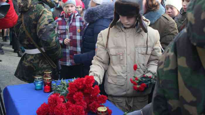 Участники мероприятия возложили цветы к мемориалу.