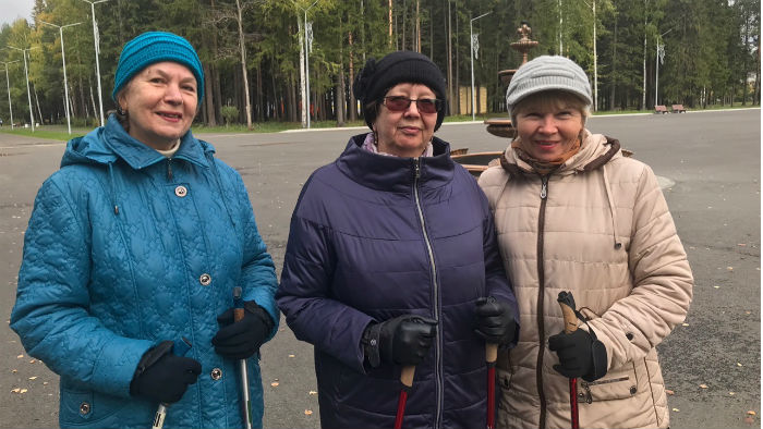Участники мастер-класса по скандинавской ходьбе. Фото Татьяны Кирсановой