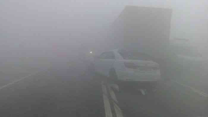 Последствия ДТП на трассе "Пермь-Екатеринбург" утром 16 сентября, когда туман и дым создали нулевую видимость.