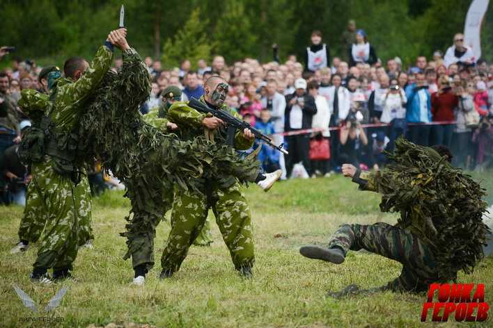 Для участников и болельщиков прошли показательные выступления с применением оружия и военной техники