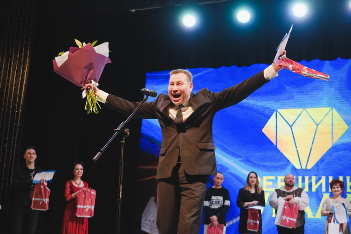 Первый конкурс «Вершины Урала» проходил с сентября 2018-го по февраль 2019 года. Обладателем Гран-при стал сотрудник НЛМК Вадим Жуков. В финале он покорил членов жюри песней «Я люблю тебя, жизнь». Фото из архива редакции