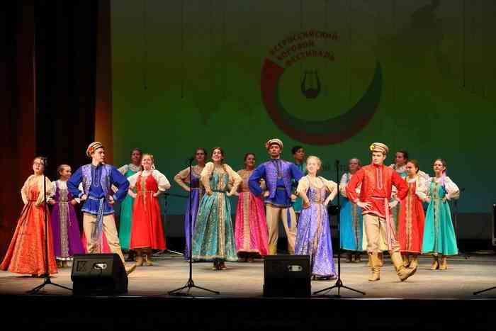 Ансамбль «Веснянки» выступает на окружном этапе Всероссийского хорового фестиваля в Екатеринбурге. Фото предоставлено ДМШ