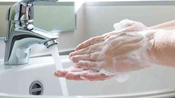 Как бы ни банально это звучало, но главное правило профилактики кишечных инфекций — мыть руки. Часто. Тщательно. С мылом… И приучать детей делать то же самое.