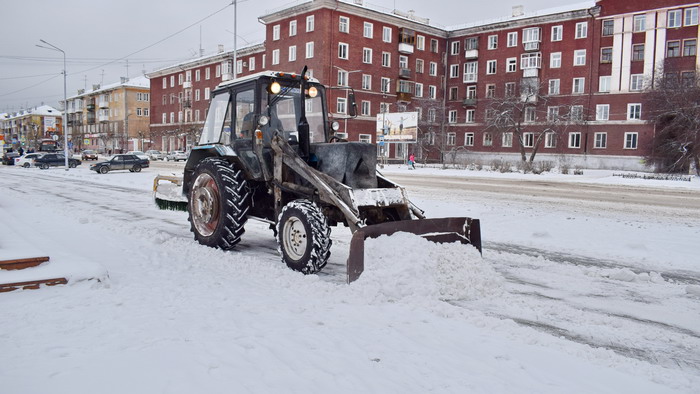 Центральную площадь готовят к праздничному оформлению — чистят снег. Фото предоставлено администрацией города
