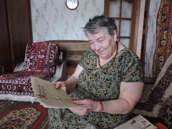 Мария Михайловна хранит старые газеты. И читает новые. Говорит, что осталась у нее привычка — читать от корки до корки.
