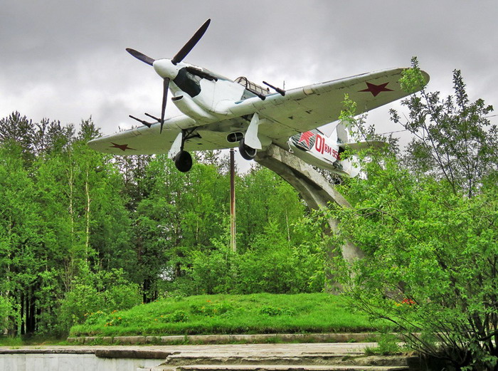 Памятник-самолет «Хаукер-Харрикейн».Фото предоставлено Виктором Кузнецовым