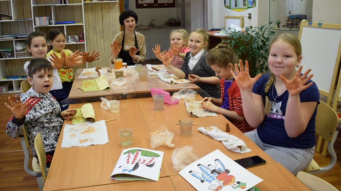 По словам педагога, она и ее дети на одной волне, это позволяет им вместе наслаждаться процессом творчества. Фото Елены Шамсутдиновой