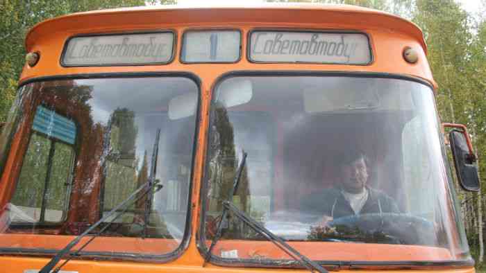 Сергей Лукин раньше работал водителем этого автобуса. А потом выкупил его у автопредприятия.