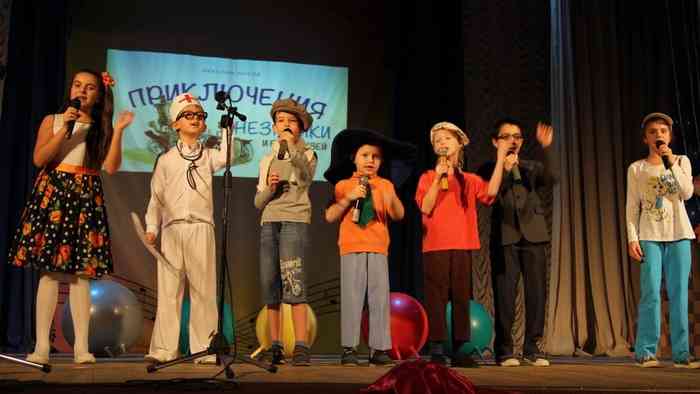 Театральный коллектив школы №10 занял первое место, поставив отрывок из «Незнайки». Фото Ольги Силачевой