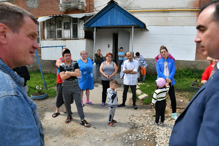 Никакие уговоры со стороны властей не помогли отказаться от своей цели жителям Цветников, 13, которые добились признания их дома аварийным.